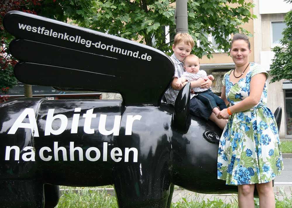 Lilith Beckmann - zusammen mit Tochter Lea (m.) und Sohn Illja (l.) - hat unter besonderen Bedingungen ihr Abitur am Westfalen-Kolleg Dortmund nachgeholt. Foto: Jens Lübbehusen