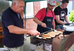 Mit Mütze und Schürze: Grillmeister Kai Otto (Bildmitte).