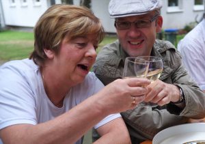 Geselligkeit geht im Mittelpunkt der Sommerabende in der Evangelischen Gemeinde.