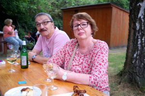 Ute und Richard Smolka haben in der Lutherkirche geheiratet und kamen mit Verwandten zum Gillen.