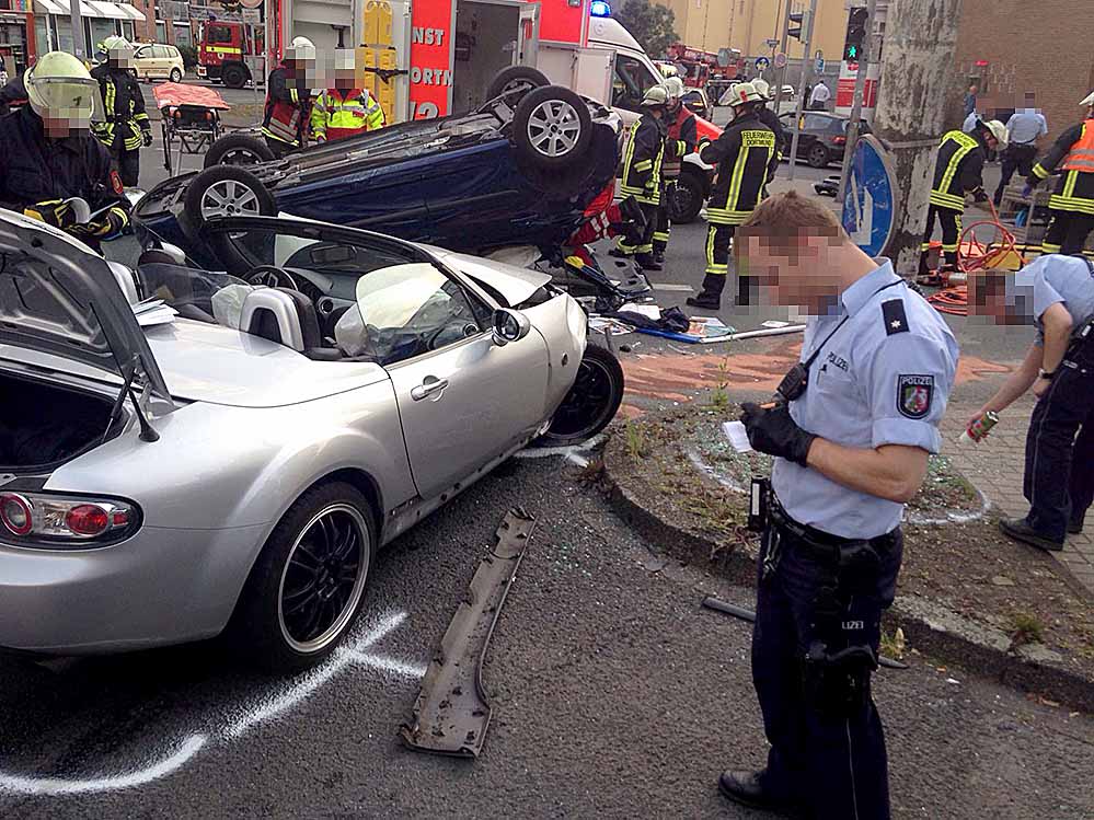 Auf der Leopoldstraße ereignete sich am Freitagabend ein schwerer Verkehrsunfall. Foto: Leopold Achilles