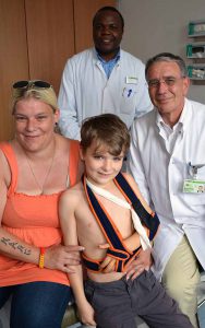 Leon mit seiner Mutter Katrin Kunze und Dr. Paul Oni (hinten) sowie Dr. Markus Winkler. Foto: Klinikum