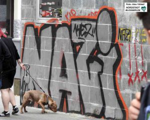 Nicht nur Hunde, auch Neonazis markieren ihr vermeintliches Revier. 