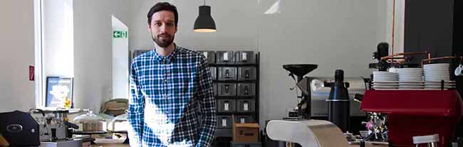 Benedikt Heitmann betreibt seine Kaffeerösterei „Neues Schwarz”in der Saarlandstraße. Foto: Carmen Radeck