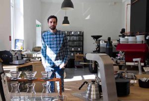 Benedikt Heitmann betreibt seine Kaffeerösterei „Neues Schwarz”in der Saarlandstraße. Foto: Carmen Radeck