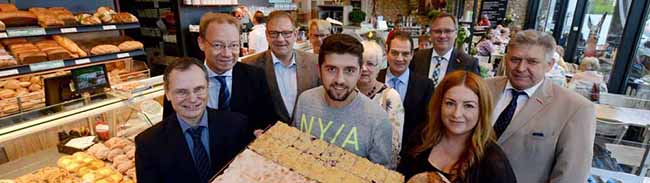 vl. Frank Neukirchen-Füsers (Geschäftsführer Jobcenter Dortmund), Stefan Schreiber (Hauptgeschäftsführer IHK), Jürgen Hinkelmann (Geschäftsführer Bäckerei Grobe), Albi Lugjaj (Auszubildender Bäckerei Grobe), Regine Kreickmann (Bereichsleitung Jobcenter Dortmund), Dirk Engelsking (Bereichsleiter Agentur für Arbeit Dortmund), Burcin Saracoglu (Auszubildende Bäckerei Grobe), Joachim Susewind (Hauptgeschäftsführer Kreishandwerkerschaft) und Volker Walters (Geschäftsführer Bildungskreis Handwerk e.V.).