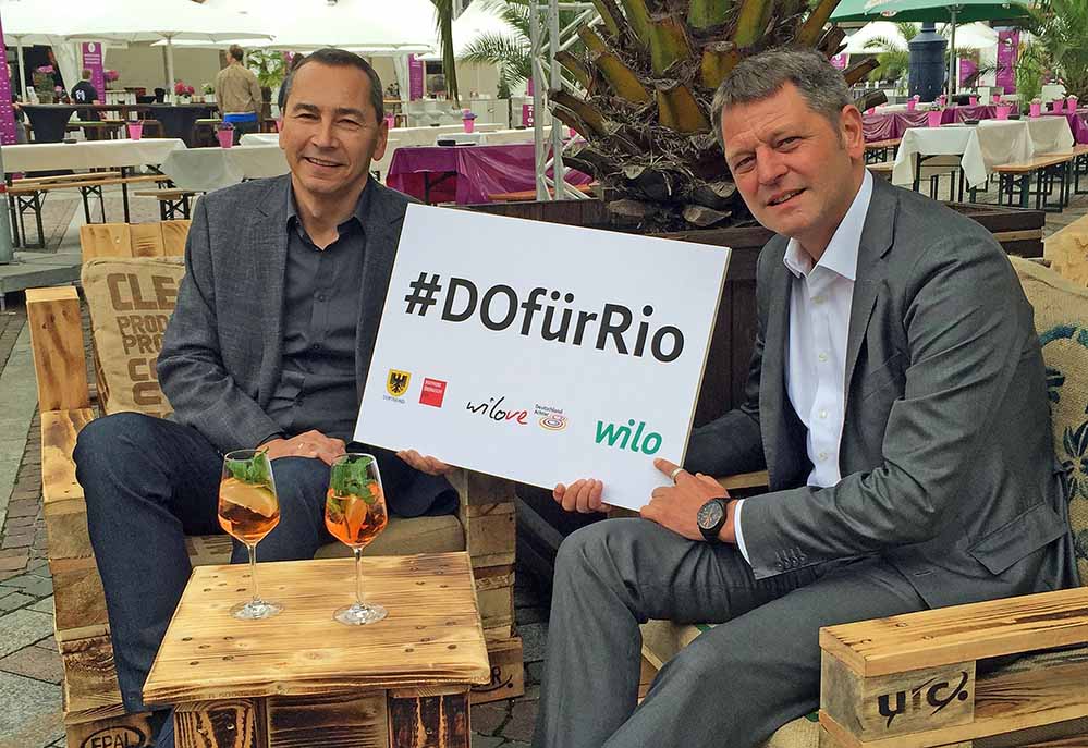 #DOfürRio - Public Viewing zu olympischen Wettbewerben präsentieren Kay Hoffmann (WILO, links), und Dr. Ulrich Potthoff (Dortmund Agentur). Foto: Joachim vom Brocke
