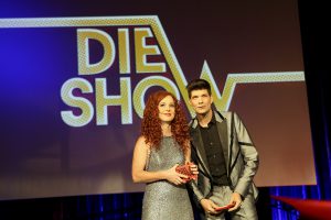 „Die Show“ hat Chancen auf einen Publikumspreis und ist weiter im Programm. Szene mit Julia Schubert und Frank Genser. (Foto: Birgit Hupfeld/Theater Dortmund)