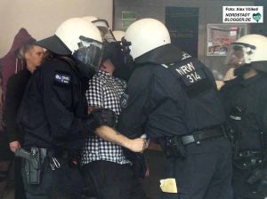 Matthias Drewer wurde von der Polizei in einer Pizzeria überwältigt, weil er auf die Antifa losgehen wollte.