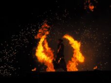Optischer Höhepunkt des Hafenspaziergang war die Feuershow: Foto: Roland Lecker