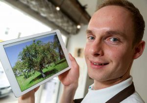 Julian Hans weiß, woher die Produkte stammen. Sogar die Bäume der Äpfel lassen sich identifizieren.