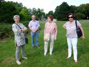 001 - Grünen Rasen unter den Füßen haben heute Brigitte Janus, Richard Smolka, Brigitte Smolka und Karin Michalak, wo sie einst im Wasser planschten. 