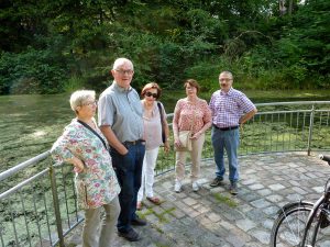 "Ein richtiges Naherholungsgebiet", lobt Südstädter Peter Janus (2.v.l.) den Wald samt Teich im Hoeschpark.