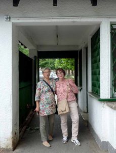  Heute kostet der Eintritt keinen Cent, damals musste man 10 Pfennige zahlen. Brigitte Janus (l.) und Ute Smolka zahlten nichts. Sie hatten als Hort-Besucherinnen eine Dauerkarte.