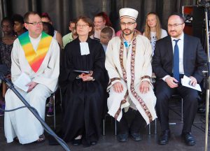 Mit einem unterreligiösen gebet wurde das Fest auf dem Borsigplatz eingeläutet. Foto: Roland Klecker