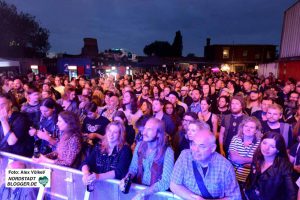 Zum ausverkauften Open-Air-Konzert spielten fünf Bands auf.