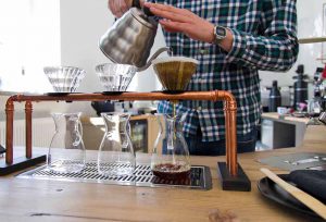 Filterkaffee kommt hier nicht aus der Maschine, sondern wird von Hand gebrüht, wie man es vielleicht noch von der Oma kennt.