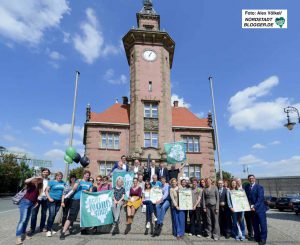 Obwohl nicht alle Veranstalter und Sponsoren vertreten sind, ist es auch so schon ein rieesiges Gruppenfoto.