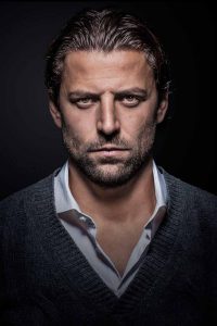 Fußballprofi Roman Weidenfeller zeigt Gesicht gegen Kindesmisshandlung. Die Ausstellung mit Porträts weiterer Prominenter läuft im Stilwerk. Foto: Carsten Sander