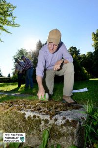 Willi Garth reinigt einen der Steine auf dem Friedhof im Hörer Kampweg.
