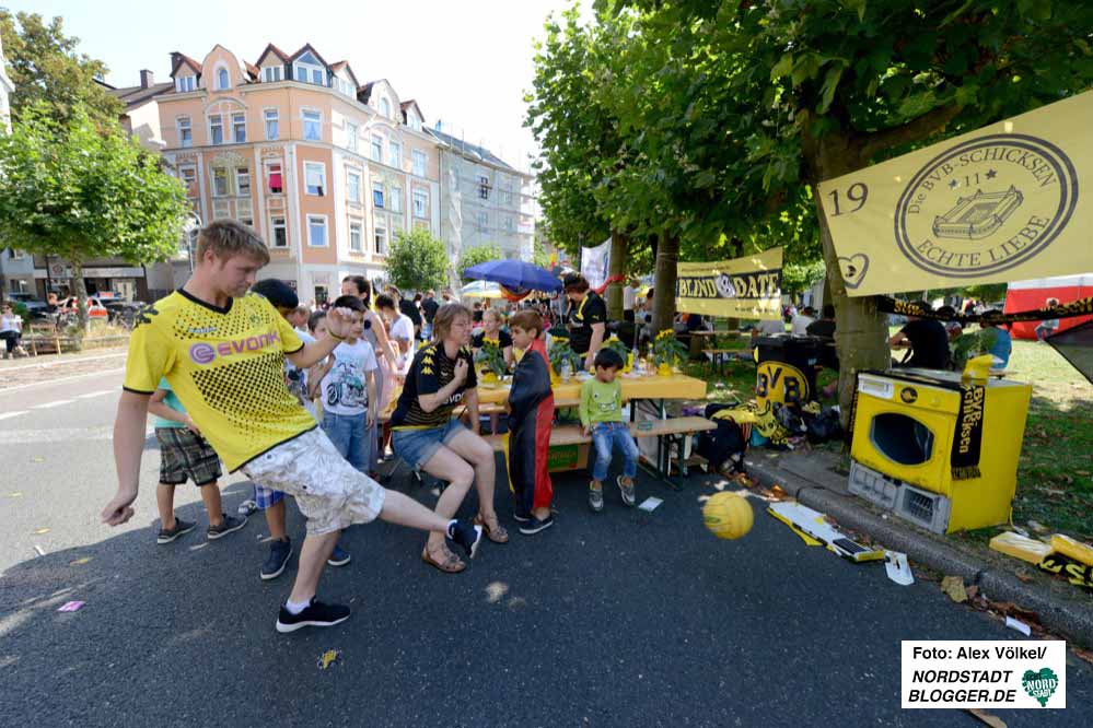 Mehrere BVB-Fanclubs waren am Gründungsort ihres Vereins dabei - inklusive auf Torwandschießen auf einen Trockner.
