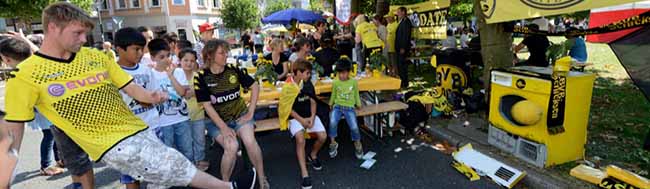 Mehrere BVB-Fanclubs waren am Gründungsort ihres Vereins dabei - inklusive auf Torwandschießen auf einen Trockner.