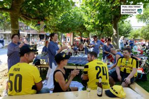 Selbst aus Friesland waren Gäste gekommen - die einen im BVB- , die anderen im Fischer-Outfit.