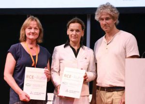 Die Ausgezeichneten Dr. Ulrike Martin (Leiterin KITZ.do), und Sabine Loos, Hauptgeschäftsführerin der Westfalenhallen Dortmund GmbH, sowie Peter Reichenbach, Vorsitzender des RCE-Ruhr (v.l.).