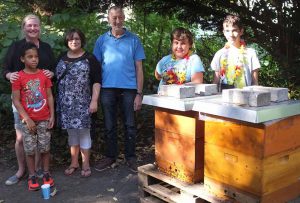 Lehrerin und Imkerin Anja Köhler, Jamal Blayden, Schulbegleiterin Maria Kapsalos, Imker Helmut Opitz, Pascal Wachowiak und Luca Waschkowski.