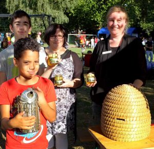 Der Smoker kommt heute noch zum Einsatz. Die Bienenkörbe finden kaum noch Verwendung, sehen aber immer gut aus.