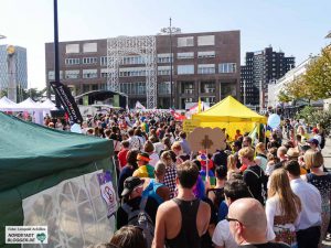 Die zahlreichen Besucher des Christopher-Street-Day Straßenfestes 2016