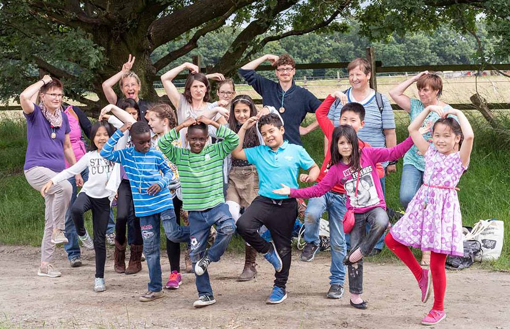 Bei „dreizeit“ engagieren sich ältere Menschen (50+) als ehrenamtliche Begleiter und Paten auf Zeit für Zweit- und Drittklässler (7-9 Jahre).