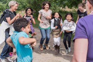 Die Kinder und Erwachsenen erleben gemeinsam einen schönen Tag.