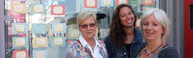 Mechthild Glaser, Ronja Schweer und Birgit Gössner klebten die Postkarten, auf das viele von den Passantinnen mitgenommen.