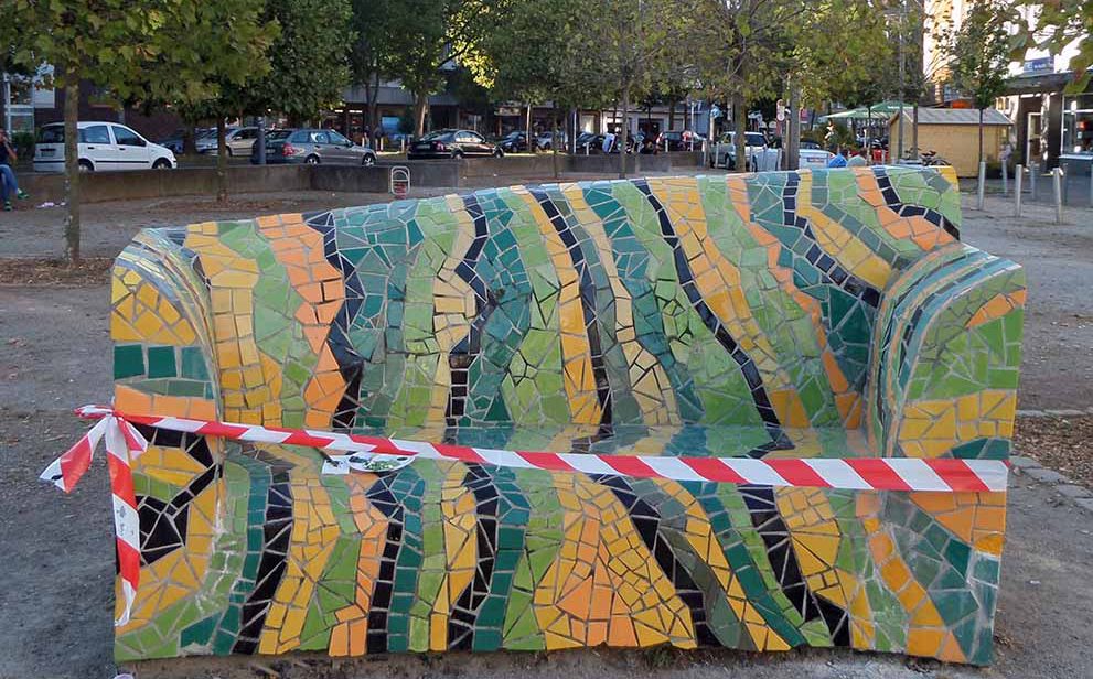 Die frisch "aufgemöbelte" Mosaikbank. Bild: Janine Despaigne/ Stadt DO