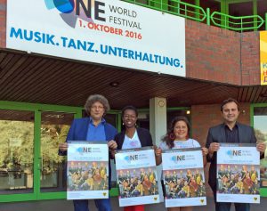 Freuen sich auf eine tolle zweite Auflage vom One-World-Festival im Keuning-Haus: DKH-Leiter Viktor Kidess, Veye Tatah (Africa Positive), Berenice Becerril Ortiz (Stadtteil-Schule), Levent Arslan (Programmleitung Keuning-Haus). Foto: Joachim vom Brocke