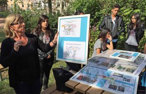 Erläuterte den Gästen die Planungswege: Geografie- und Klassenlehrerin Stefanie Peuckmann. Fotos: Joachim vom Brocke