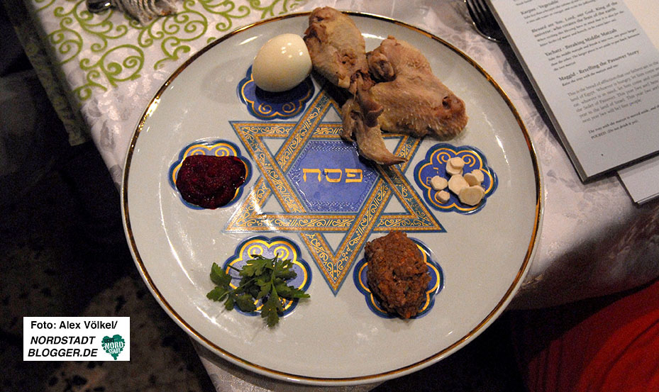 Der Seder-Teller gehört traditionell zum Essen am Sederabend - dem Auftakt des Pessachfestes der Juden.