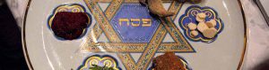 Der Seder-Teller gehört traditionell zum Essen am Federabend - dem Auftakt des Besagfestes der Juden.