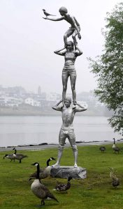 Skulptur „Totem mit Elster“, Teil der „Spirits of the Emscher Valley“ von Lucy und Jorge Orta.