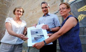 Stadtkirchenpfarrerin Almut Begemann, Superintendent Ulf Schlüter und Susanne Kideys (Architektin beim Kirchenkreis)