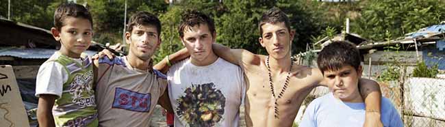 Roma-Teenager in einer Siedlung. Foto: Uwe Jesiorkowski/Freelens