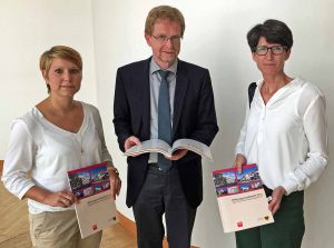 Präsentierten den Wohnungsmarktbericht 2016: Julia Meininghaus, Stadtrat Ludger Wilde, Anja Laubrock (v.l.) Foto: Joachim vom Brocke