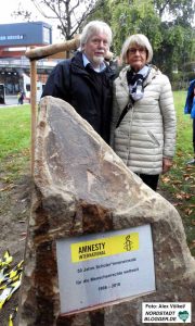 Friedhelm Quade und Isa Niemöller vor dem Gedenkstein. Fotos: Alex Völkel