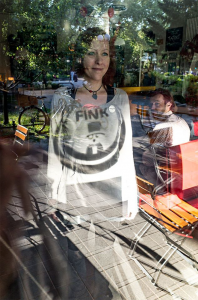 Kati Eilinghoff betreibt mit viel Liebe das FINK auf dem Nordmarkt / Foto: Alexander Hügel