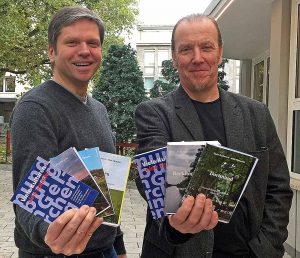 Freuen sich auf die Chamisso-Tage: Organisator Hartmut Salmen (links) und Michael Batt (Kulturbüro). Foto: Joachim vom Brocke