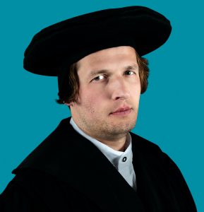 Martin Luther (Dominik Hertrich) ist in diesem Stück kein Held im klassischen Sinne.