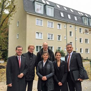 Vor einem fast fertig sanierten Objekt an der Mariannenstraße in Dorstfeld: Uwe Treek, Teamleiter Unternehmensbetreuung der Sparkasse, Ludger Wilde, Planungsdezernent der Stadt, Bauherr Christian Schmitt, Verwaltungsleiterin Kristina Baumann-Becher, Architektin Maryam Baghery (m_b architektur) und Thomas Böhm, Leiter Amt für Wohnen und Stadterneuerung.