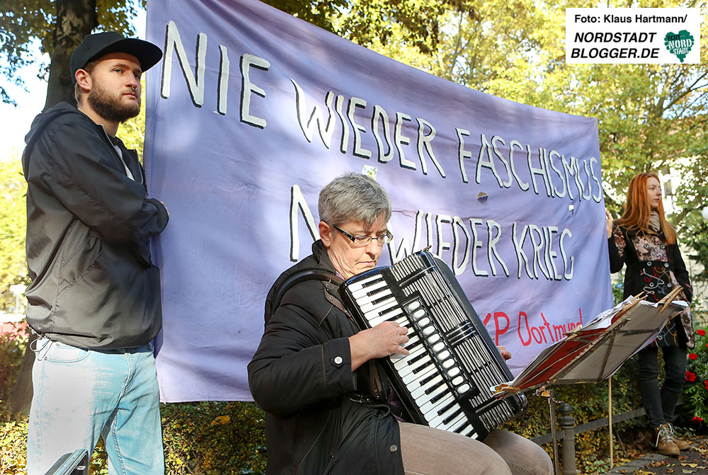 Gedenken an die Schlacht am Nordmarkt. DKP und SDAJ legen Kranz an der Steele am Nordmarkt ab.