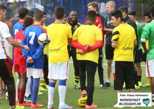 Daniela Schadt, Lebensgefährtin von Joachim Gauck und Schirmherrin der Deutschen Kinder- und Jugendstiftung, besucht am Freitag, den 7. Oktober, das Dortmunder Bündnis des bundesweiten Integrationsprogramms „Willkommen im Fußball“. Training mit Marvin Mainoo Boakye, Trainer BVB-Fußballschule